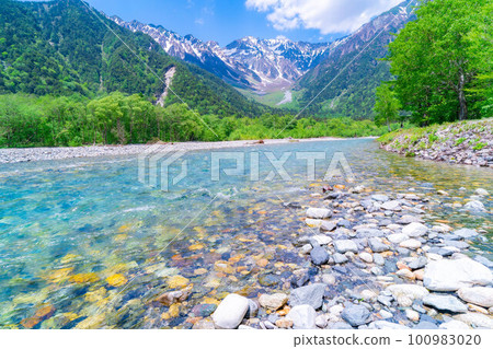 [Scenic view] Kamikochi in early summer [Nagano Prefecture] 100983020