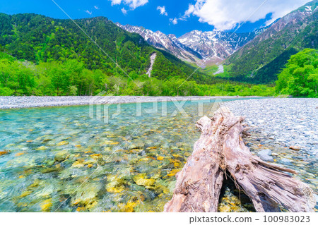 [Scenic view] Kamikochi in early summer [Nagano Prefecture] 100983023