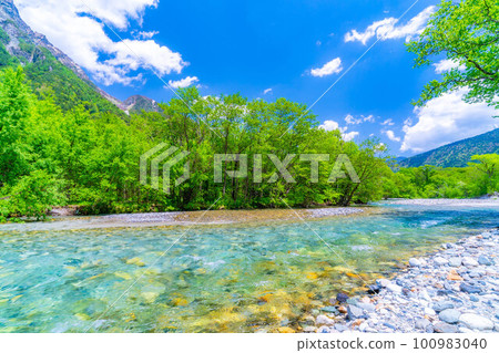 [Scenic view] Kamikochi in early summer [Nagano Prefecture] 100983040