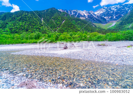[Scenic view] Kamikochi in early summer [Nagano Prefecture] 100983052