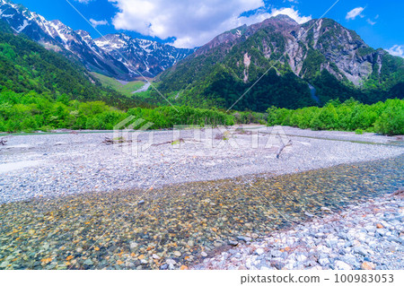 [Scenic view] Kamikochi in early summer [Nagano Prefecture] 100983053