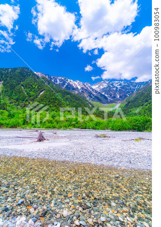 [Scenic view] Kamikochi in early summer [Nagano Prefecture] 100983054