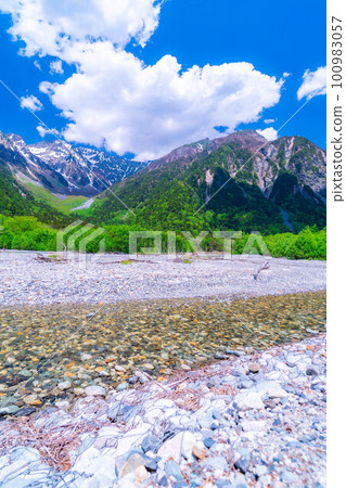 [Scenic view] Kamikochi in early summer [Nagano Prefecture] 100983057