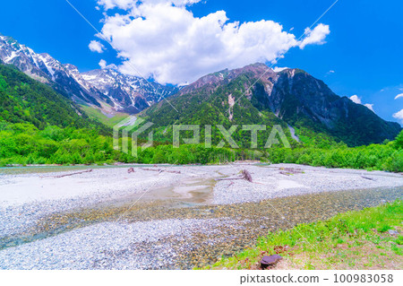 [Scenic view] Kamikochi in early summer [Nagano Prefecture] 100983058