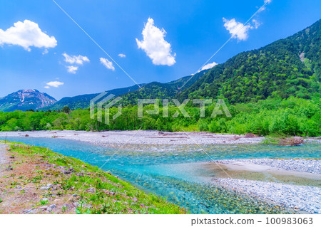 [Scenic view] Kamikochi in early summer [Nagano Prefecture] 100983063