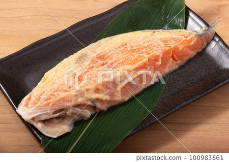 烤銀鮭魚(烹飪前) 烤銀鮭魚(烹飪前) 100983861