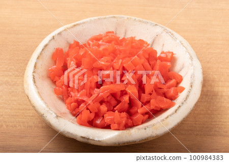 Chopped red ginger 100984383