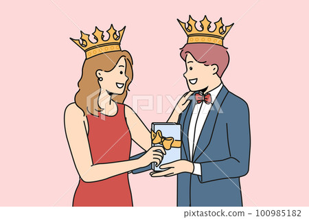 Smiling couple with crowns on heads with present Smiling couple with crowns on heads with present 100985182