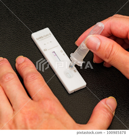 Self-check by dropping a specimen into the test kit [ Image of a simple test for coronavirus ] 100985878