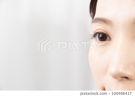 一個有睫毛延伸的女人的特寫鏡頭 一個有睫毛延伸的女人的特寫鏡頭 100986417