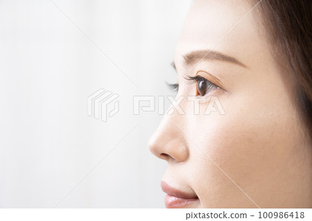 Profile of a woman with eyelash extensions 100986418