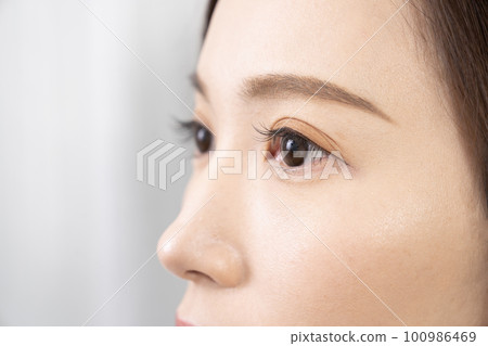 一個有睫毛延伸的女人的特寫鏡頭 100986469