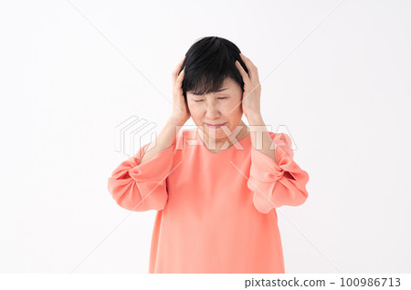 Woman holding her head Headache I'm in trouble Woman holding her head Headache I'm in trouble 100986713