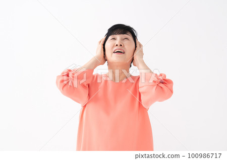 女人抱著她的頭頭痛我有麻煩了 100986717