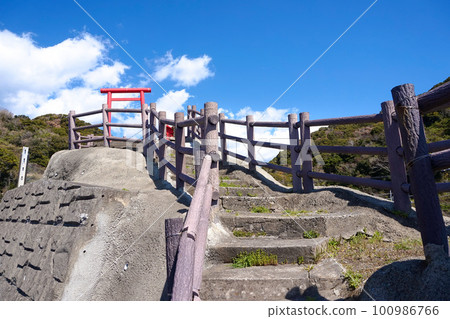 Inari Daimyojin on the cliff [Minamiboso City, Chiba Prefecture, Wadaura] 100986766