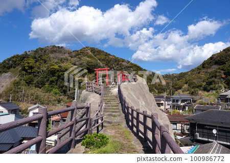 Inari Daimyojin on the cliff [Minamiboso City, Chiba Prefecture, Wadaura 100986772