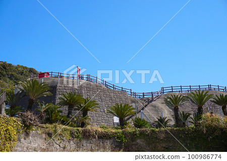 Inari Daimyojin built on a cliff seen from the town [Wadaura, Minamiboso City, Chiba Prefecture] 100986774