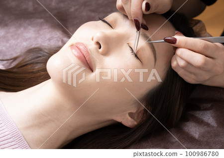 接受睫毛延長治療的婦女 100986780