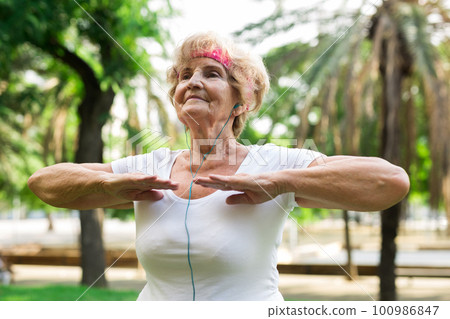 Old lady doing fitness exercises in park 100986847