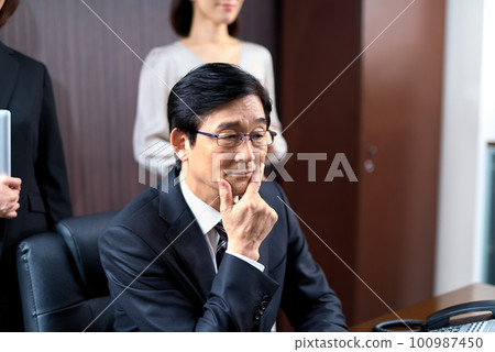 Suit manager facing business negotiations 100987450