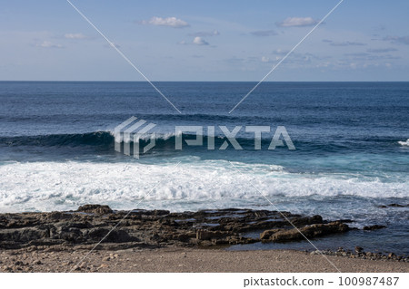 Atlantic ocean beach, Fuerteventura 100987487
