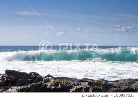 Atlantic ocean beach, Fuerteventura 100987523