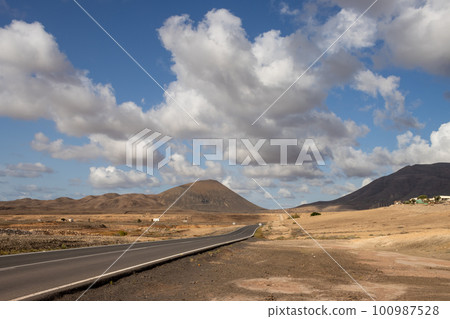 Road in a valley, Fuerteventura, Spain Road in a valley, Fuerteventura, Spain 100987528
