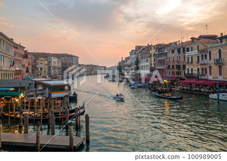 威尼斯，從里亞托橋的景色（意大利） 100989005