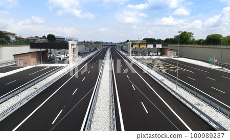 Empty new highway view. No traffic Empty new highway view. No traffic 100989287