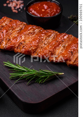 Delicious fresh grilled or smoked ribs with salt, spices and herbs 100989701