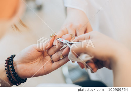 做指甲護理的女人的手 100989764