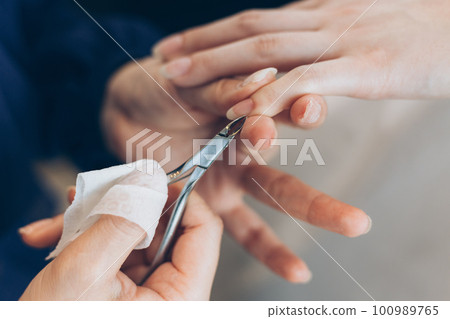 做指甲護理的女人的手 做指甲護理的女人的手 100989765