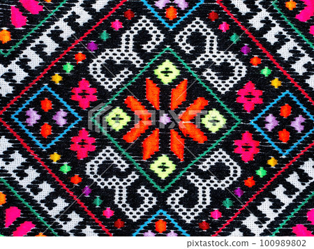 Part of the pattern of Ukrainian colored embroidery. 100989802