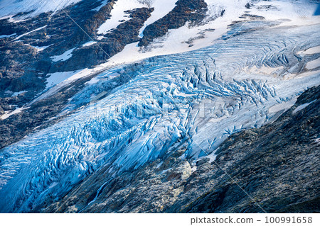 Mountain glacier in Austrian Alps. Schlaten Glacier, German: Schlatenkees, in Venediger Group, Hohe Tauern National Park, East Tyrol, Austria 100991658