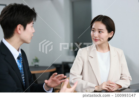Coaching_Female boss listening to subordinates while doubting 1 100993147
