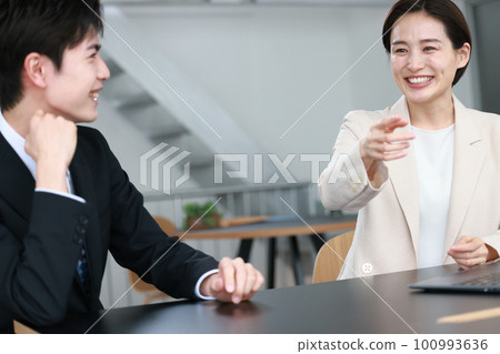 Teaching_Smiling female boss 2 100993636