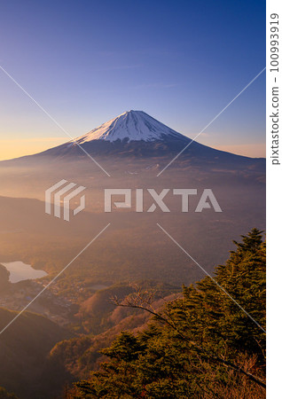 (Yamanashi Prefecture) Mt. Odake Observation / Superb view of Mt. Fuji dyed in the morning glow 100993919