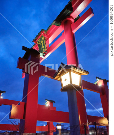 漂浮在暮色中的彌彥神社的大鳥居 100994205