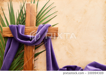 Palm sunday background. Cross and palm on vintage background. Palm sunday background. Cross and palm on vintage background. 100994389