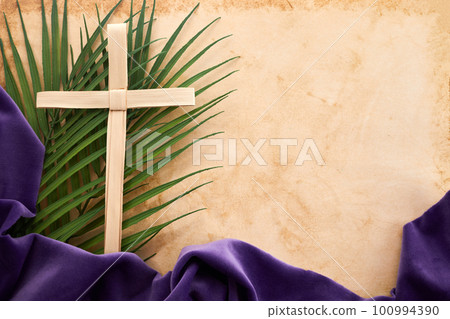 Palm sunday background. Cross and palm on vintage background. 100994390