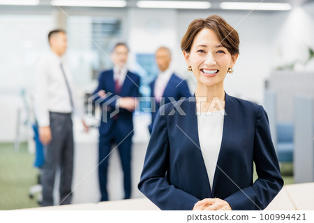 商界人士在辦公室裡排隊 100994421