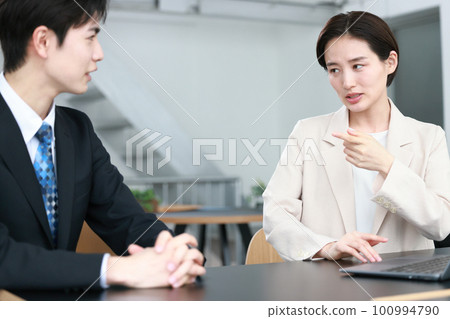 Coaching_用手勢傳達差評的女上司2 100994790