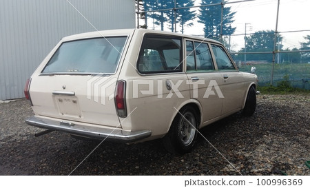 米黃色的舊車 100996369