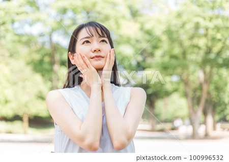 日本女性在清新的綠色中呵護肌膚（美容/美白） 100996532
