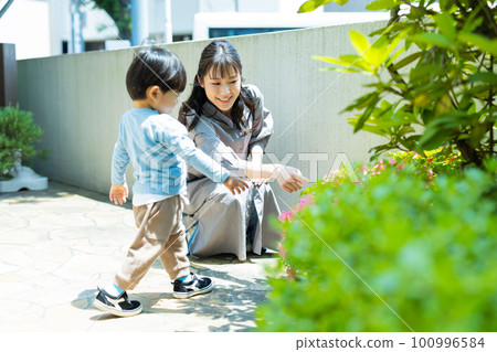 父母和孩子外出 100996584