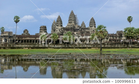 Angkor Wat reflected on the surface of the water 100996613