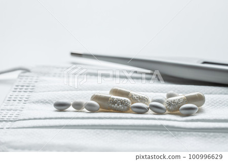 白色藥物和溫度計 感冒或疾病的圖像照片 100996629