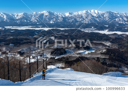 前往山形赤倉溫泉滑雪場的雪山登山者，陽光明媚，景色絕佳 100996633