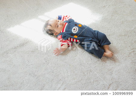 A lying baby 100996999