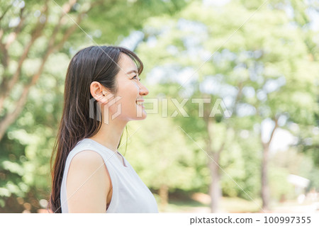 Side profile of fresh green and black hair woman 100997355